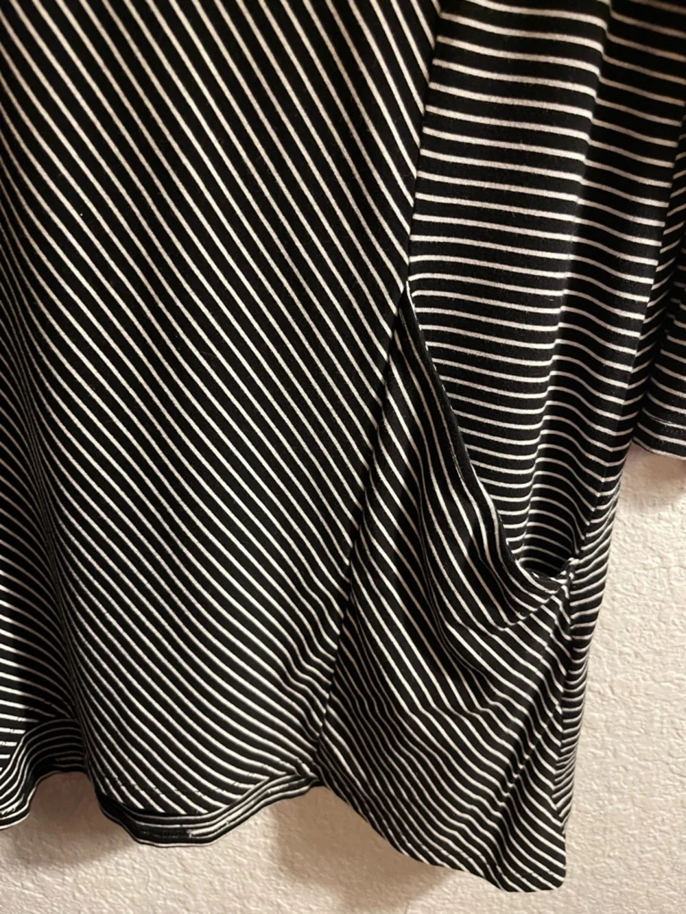 Chico's Black & White Diagonal Stripe Scoop Neck Tunic with Pockets - Picture 6 of 6